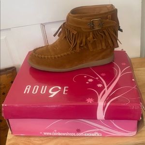 Ankle boots with fringes